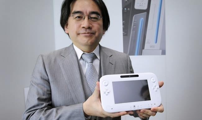  Satoru Iwata exibe controle do videogame Wii U (Não parece um tablet?)