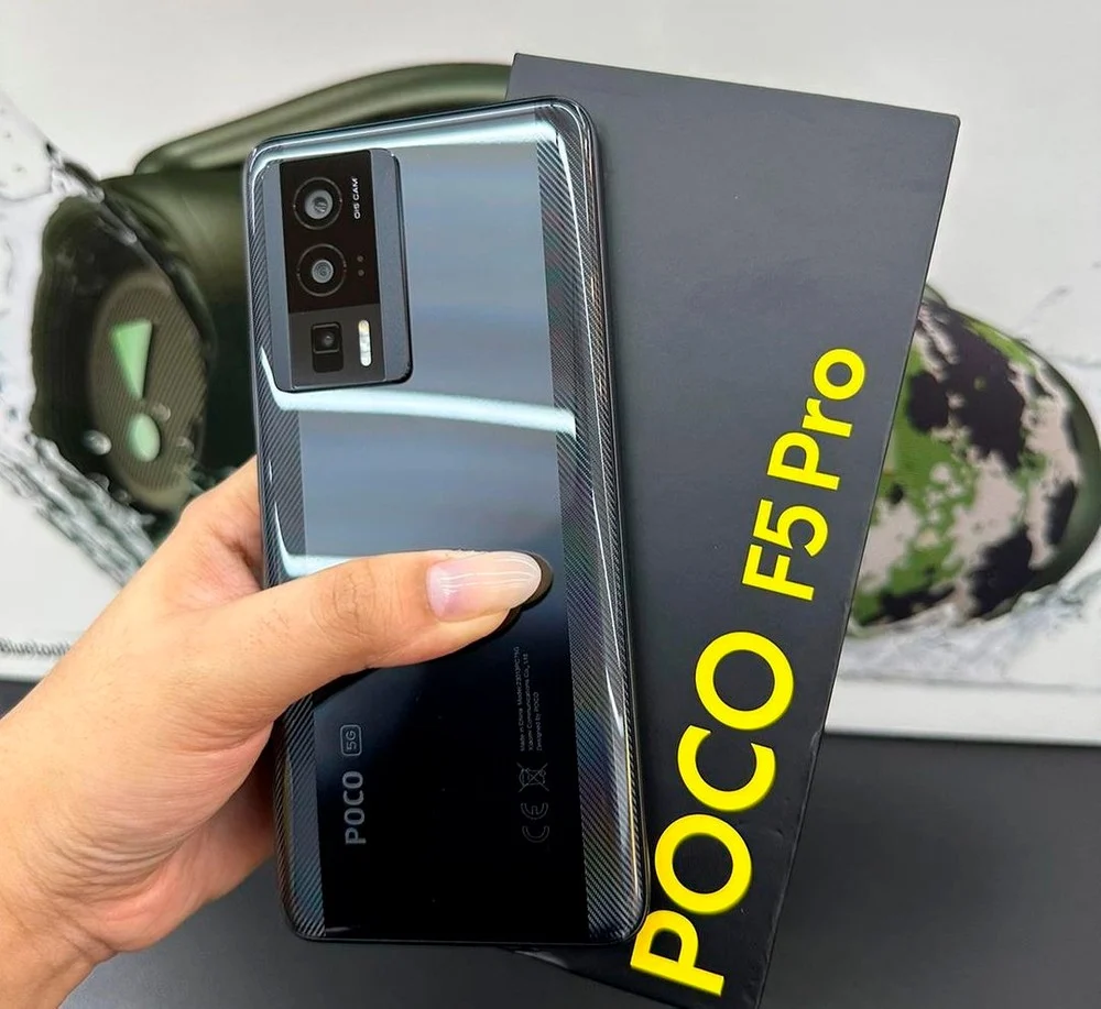 Imagem mostra uma pessoa segurando o smartphone POCO F5 Pro e também a caixa do aparelho. 